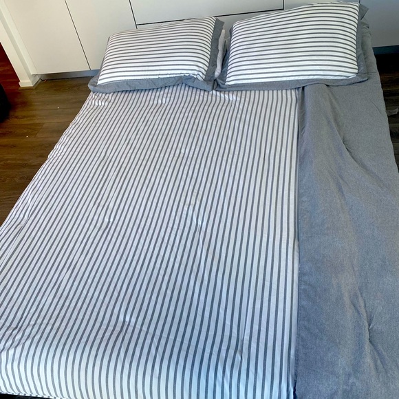 Queen Size bed with clean mattress